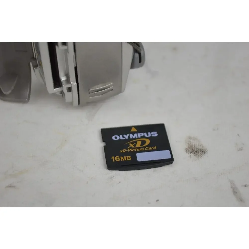 Olympus Camedia D-560 Zoom 3.2MP Digital Camera w/ 16MB xD Card Tested Works